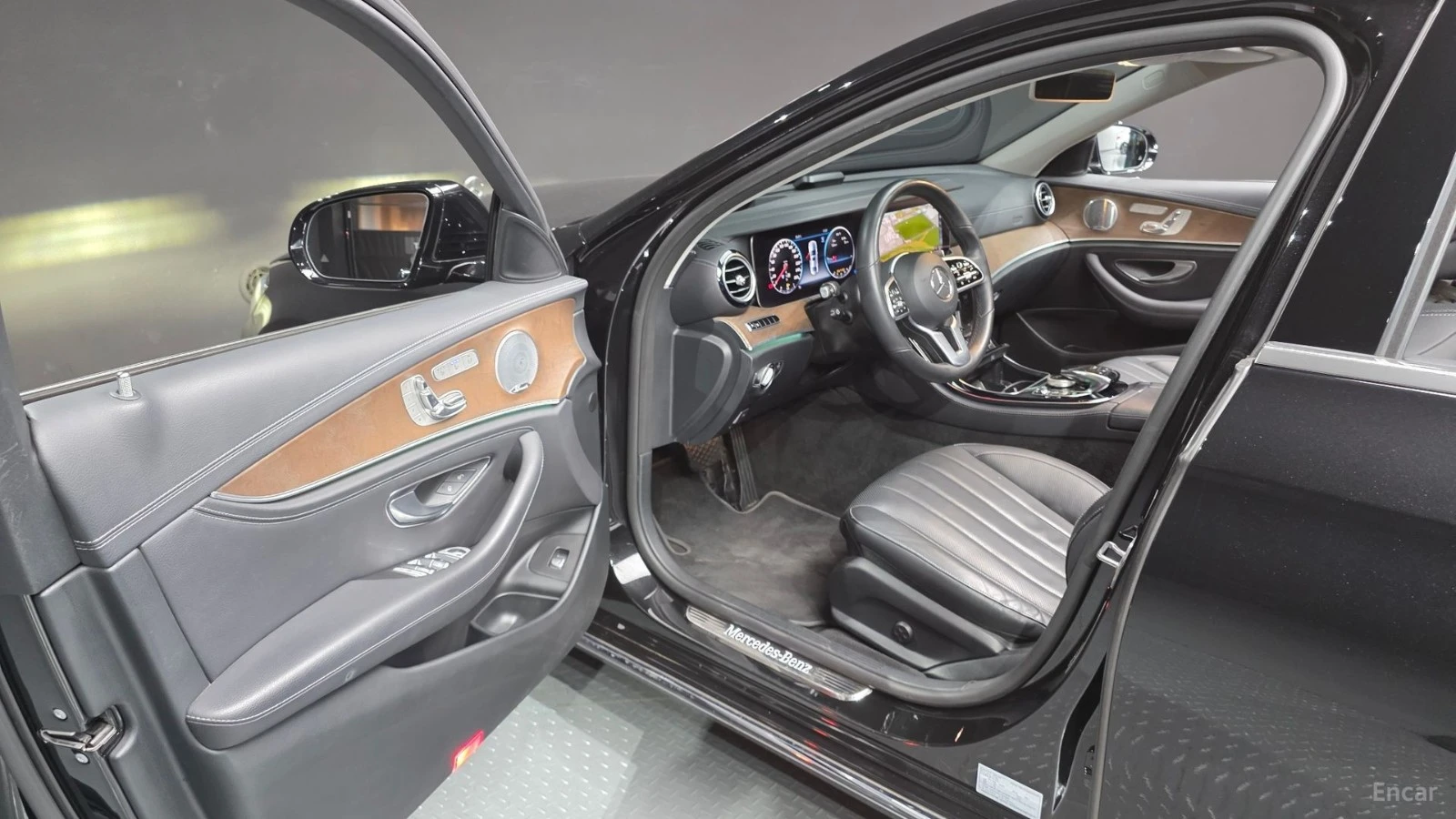 Mercedes-Benz E 300 4MATIC* 360* BURMESTER* DISTRO* ОБДУХ, снимка 7 - Автомобили и джипове - 55465520