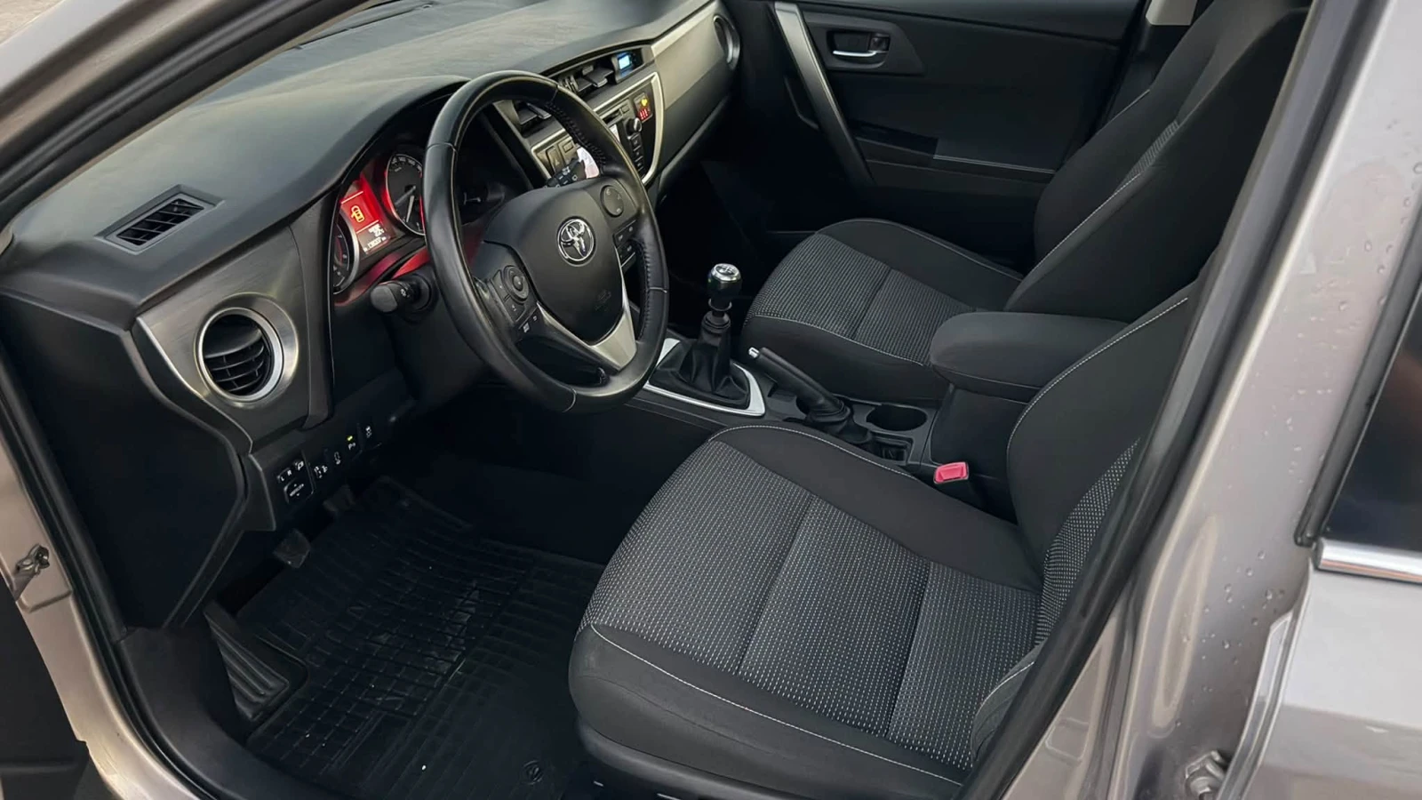 Toyota Auris 1.6 БЕНЗИН 138000км, снимка 10 - Автомобили и джипове - 55963187