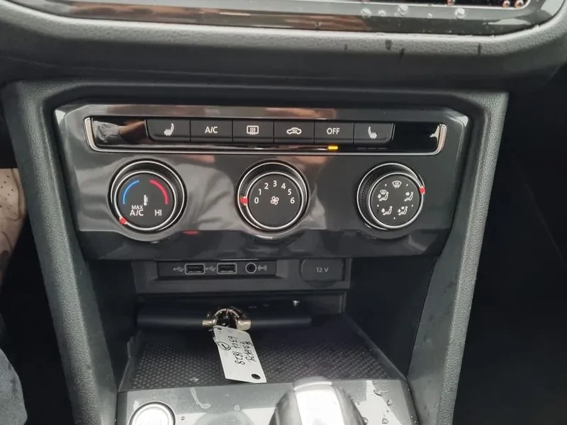 VW Tiguan 2.0 TDI, снимка 14 - Автомобили и джипове - 54922601