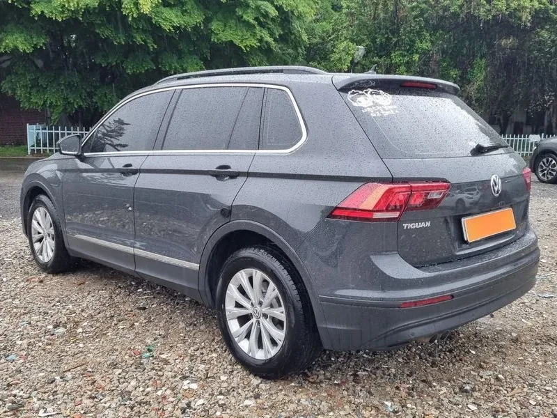 VW Tiguan 2.0 TDI, снимка 3 - Автомобили и джипове - 54922601
