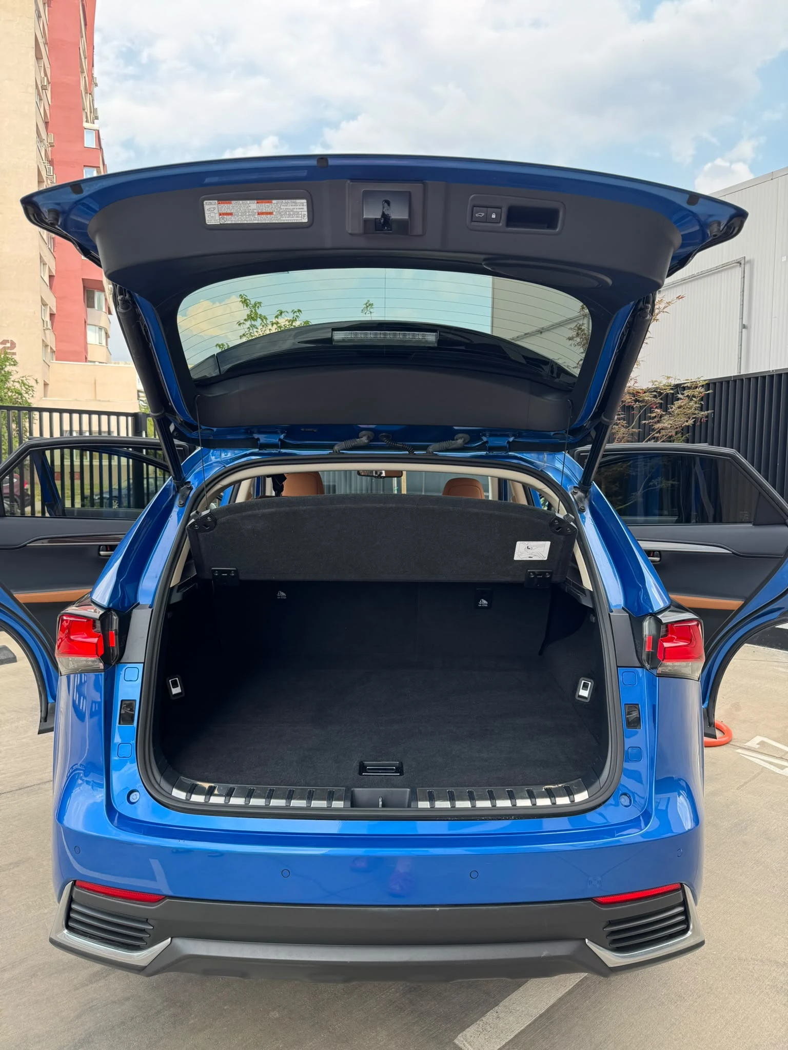 Lexus NX 300h, снимка 16 - Автомобили и джипове - 55696382