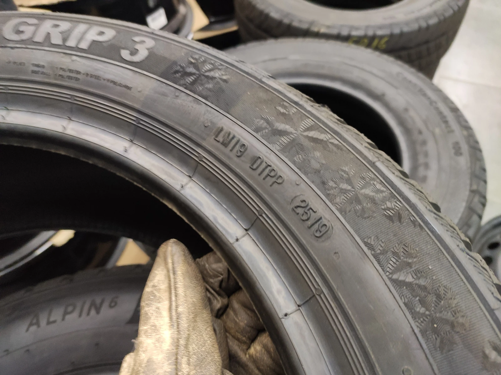 Гуми Зимни 195/55R16, снимка 5 - Гуми и джанти - 54807097