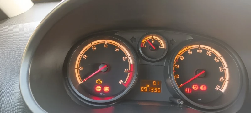 Opel Corsa 1.2 кожен салон 91000, снимка 8 - Автомобили и джипове - 52396529