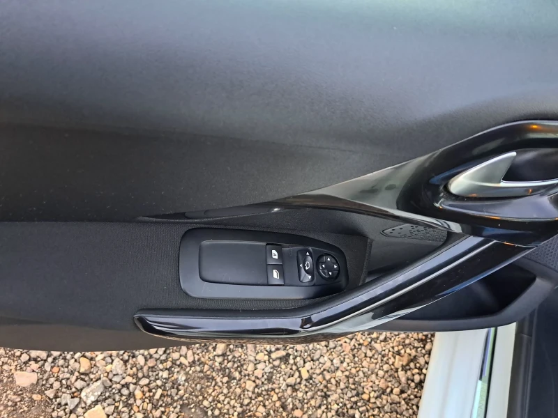 Peugeot 208 1.2 i, снимка 12 - Автомобили и джипове - 52703372