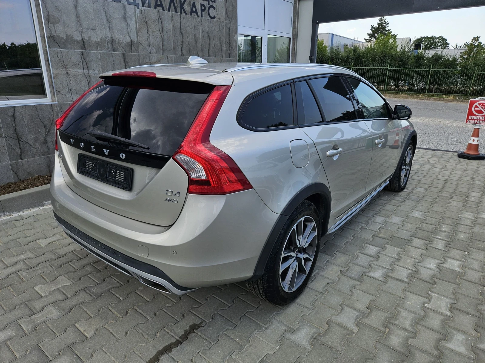 Volvo V60 Cross Country 2.4 D4 4x4 - изображение 4