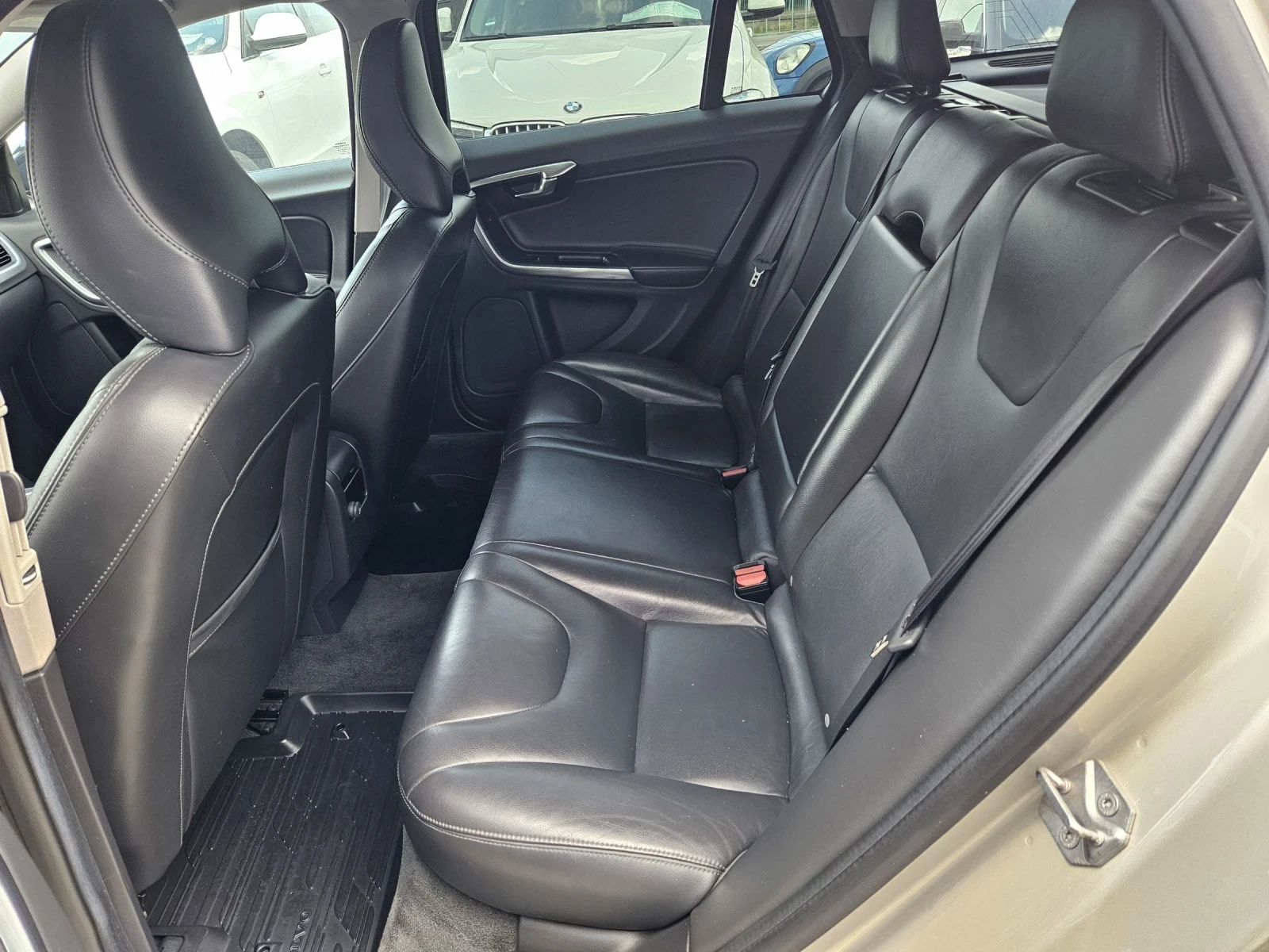 Volvo V60 Cross Country 2.4 D4 4x4 - изображение 10
