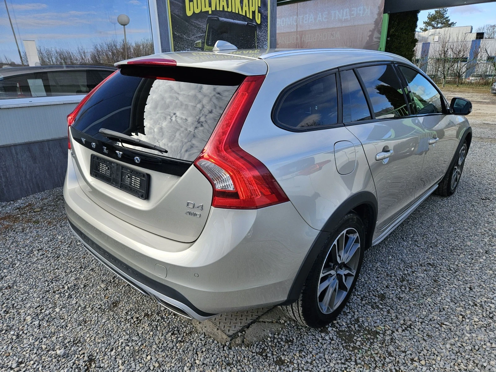 Volvo V60 Cross Country 2.4 D4 4x4 - изображение 3