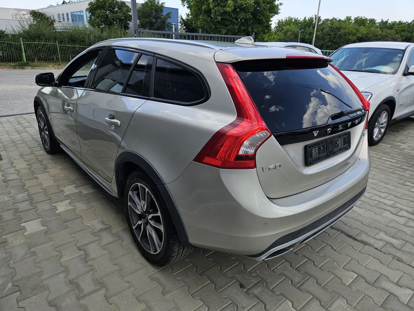 Volvo V60 Cross Country 2.4 D4 4x4 - изображение 6
