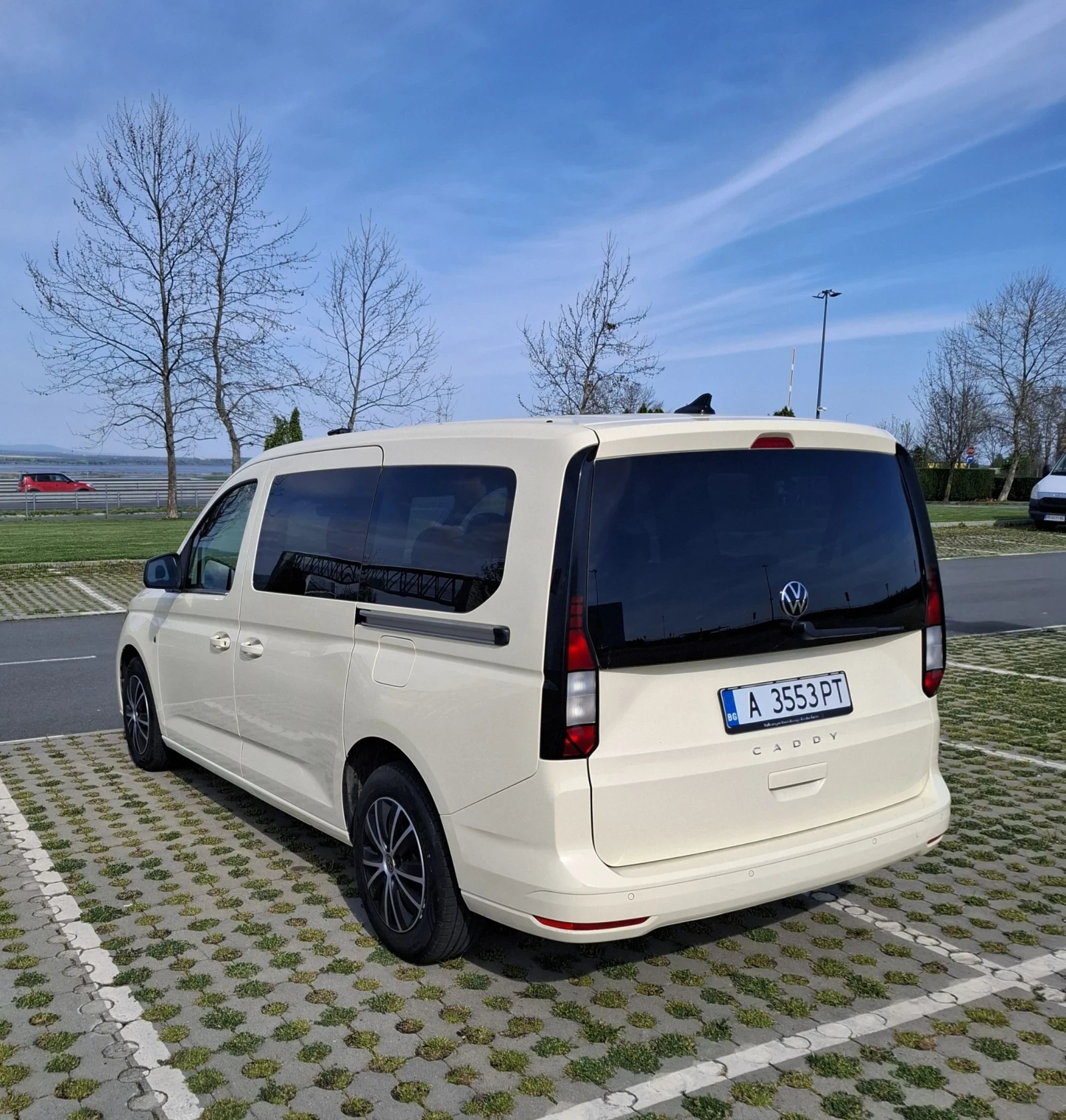 VW Caddy Maxi 2.0 D  7 местна / автомат, снимка 6 - Автомобили и джипове - 54492118