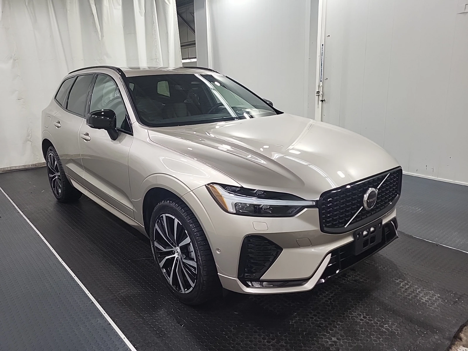 Volvo XC60 ULTRA DARK THEME * * CARFAX * * АВТО КРЕДИТ * * , снимка 3 - Автомобили и джипове - 54070108