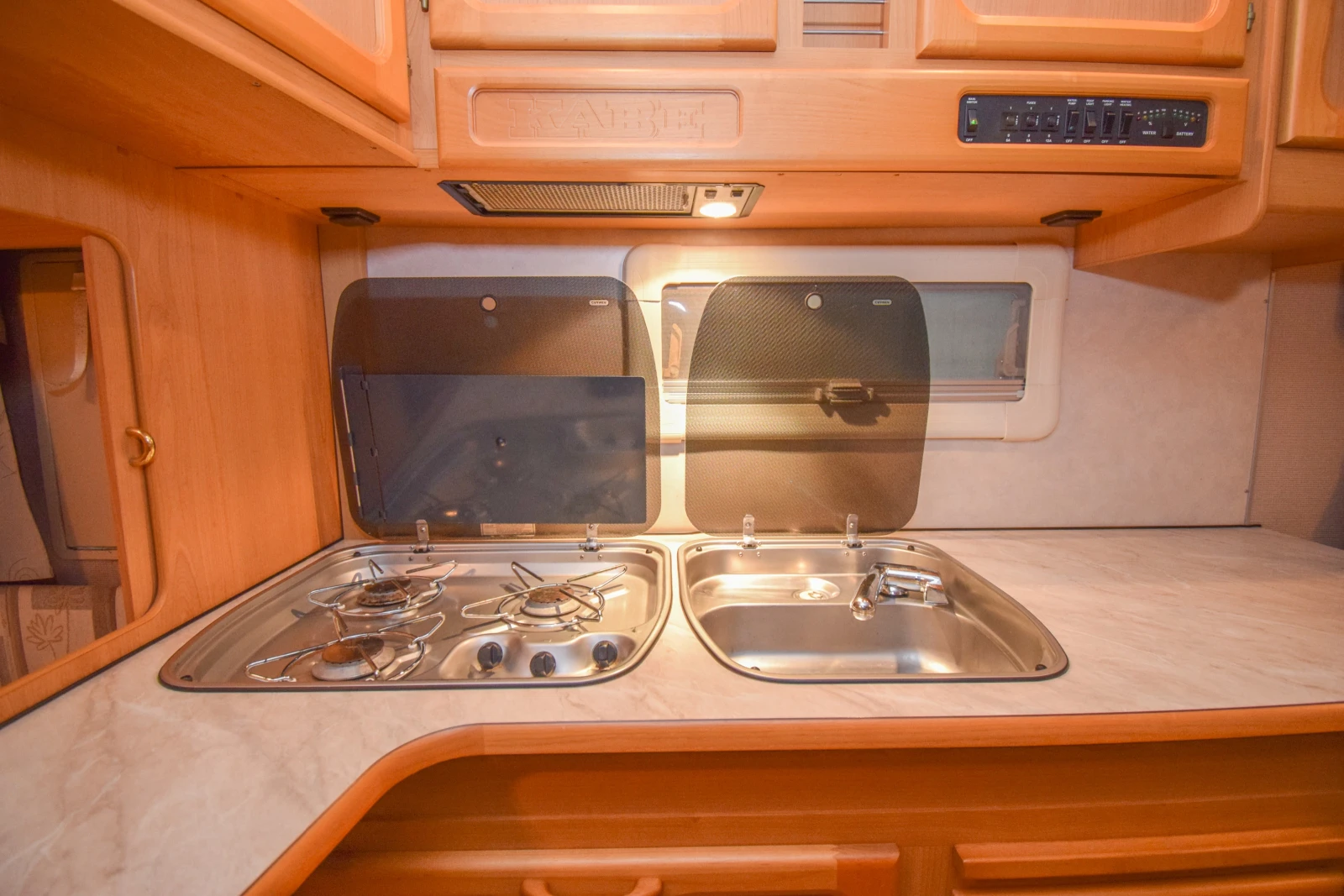 Каравана Kabe Smaragd XL 520, снимка 12 - Каравани и кемпери - 54647632