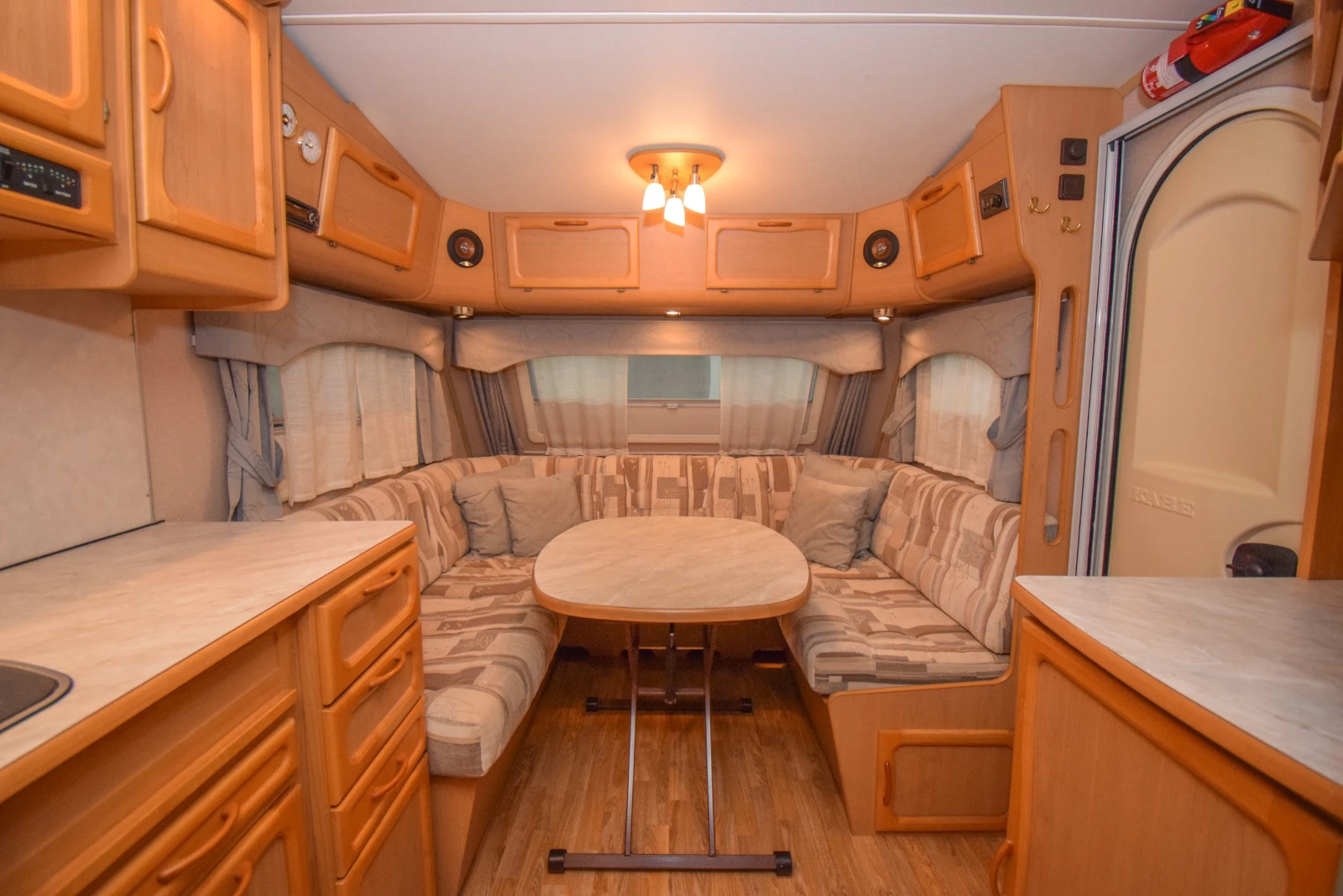 Каравана Kabe Smaragd XL 520, снимка 8 - Каравани и кемпери - 54647632