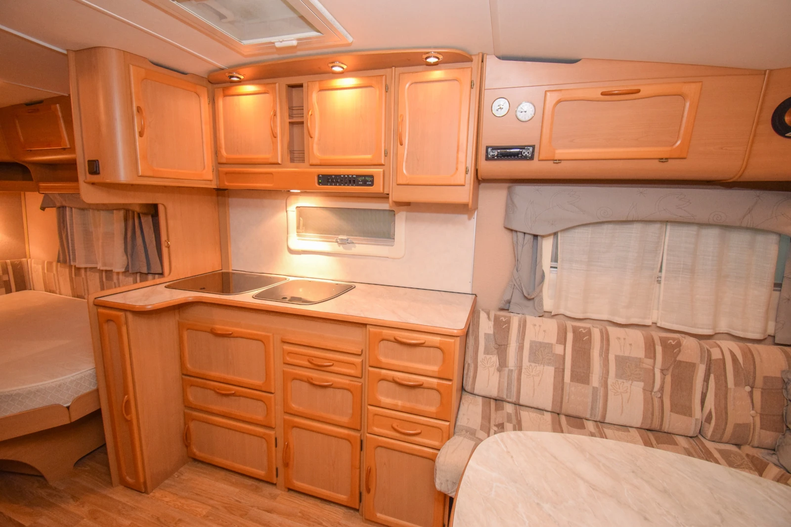 Каравана Kabe Smaragd XL 520, снимка 11 - Каравани и кемпери - 54647632