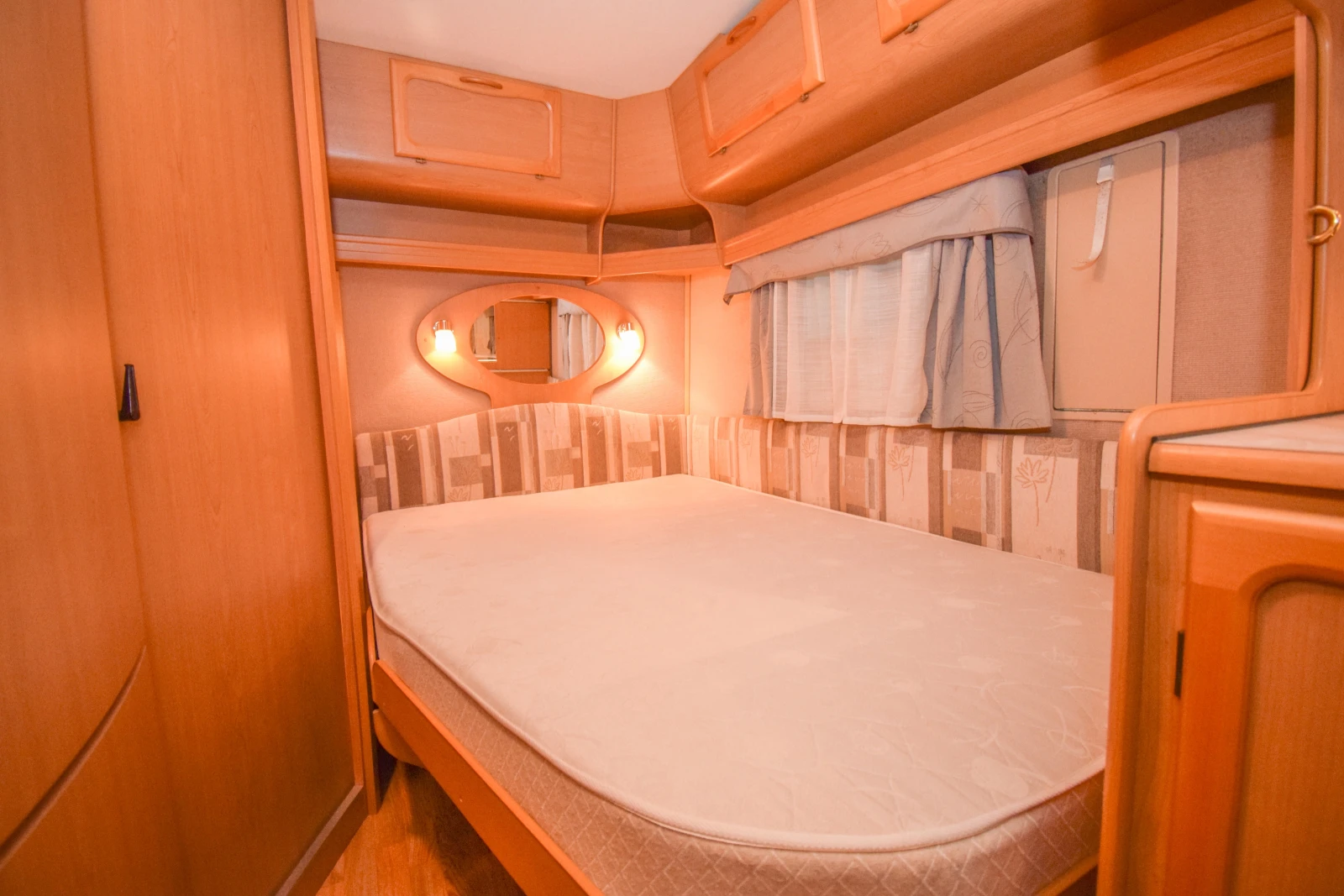Каравана Kabe Smaragd XL 520, снимка 15 - Каравани и кемпери - 54647632