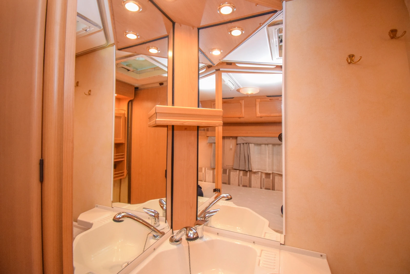 Каравана Kabe Smaragd XL 520, снимка 17 - Каравани и кемпери - 54647632