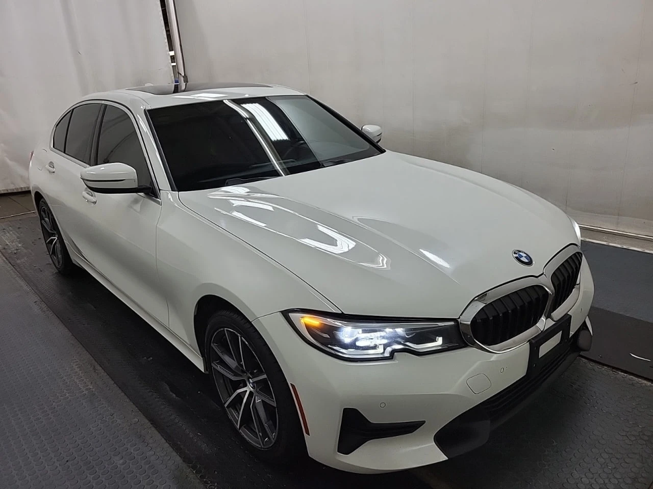 BMW 330 * CARFAX * АВТО КРЕДИТ * ЦЕНА ДО БГ! - изображение 3