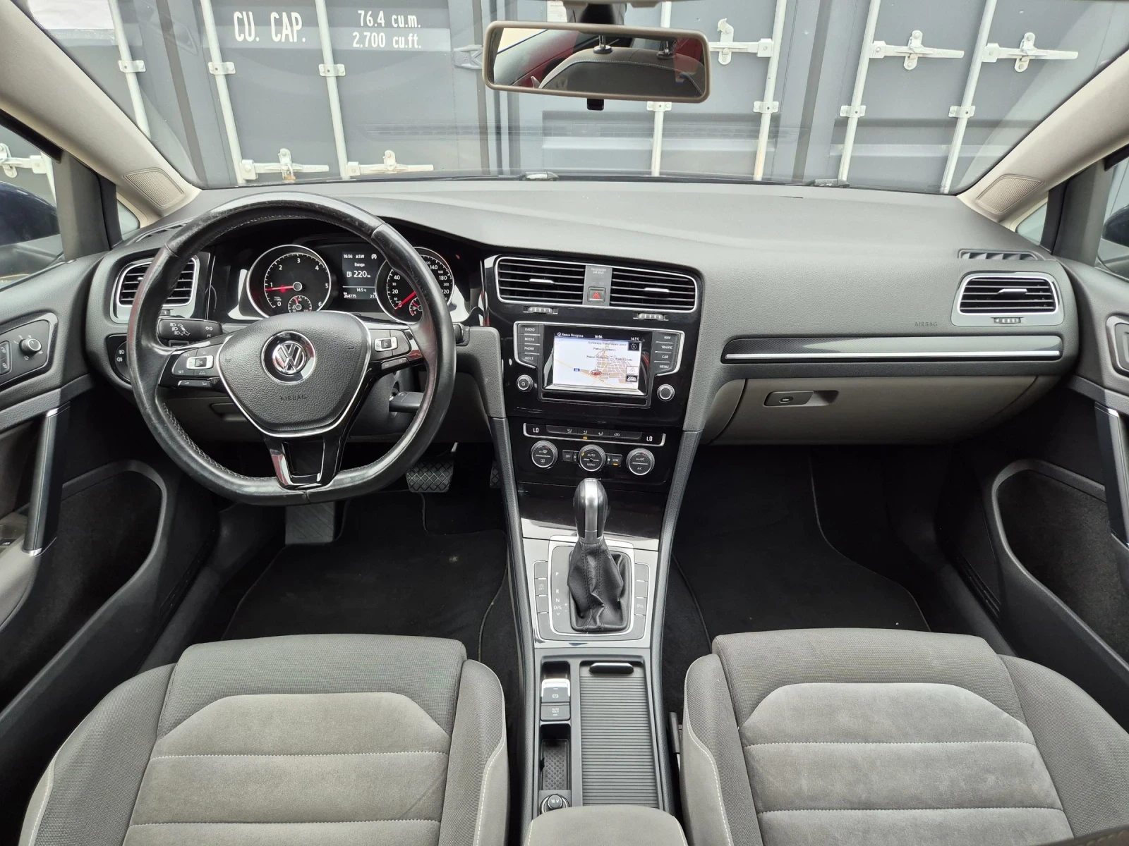 VW Golf 1.6 TDI* AUTO* NAVI* , снимка 17 - Автомобили и джипове - 54209433