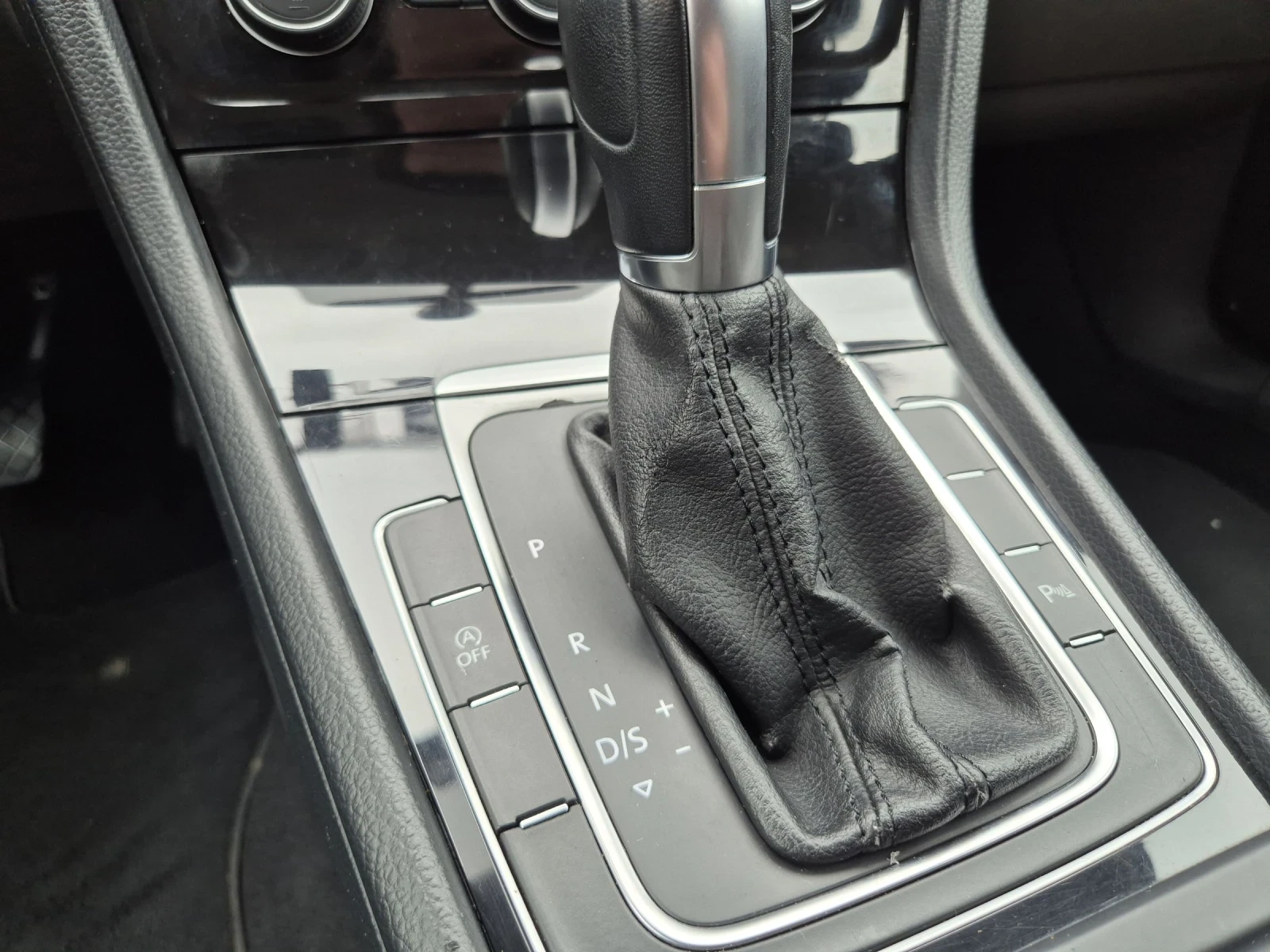 VW Golf 1.6 TDI* AUTO* NAVI* , снимка 12 - Автомобили и джипове - 54209433