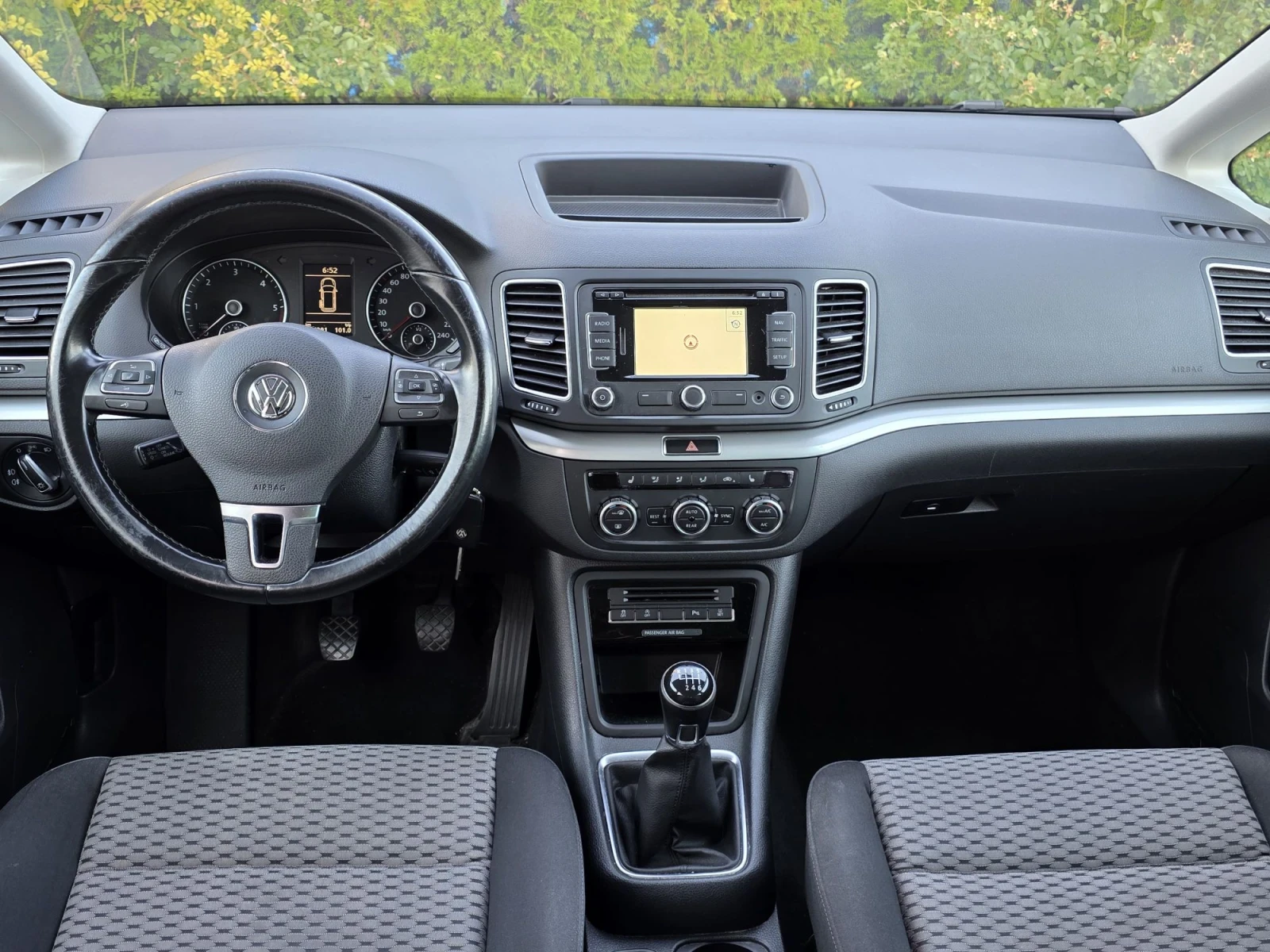 VW Sharan 2.0tdi / 4Motion  / 6+ 1 / Швейцария, снимка 12 - Автомобили и джипове - 56120272
