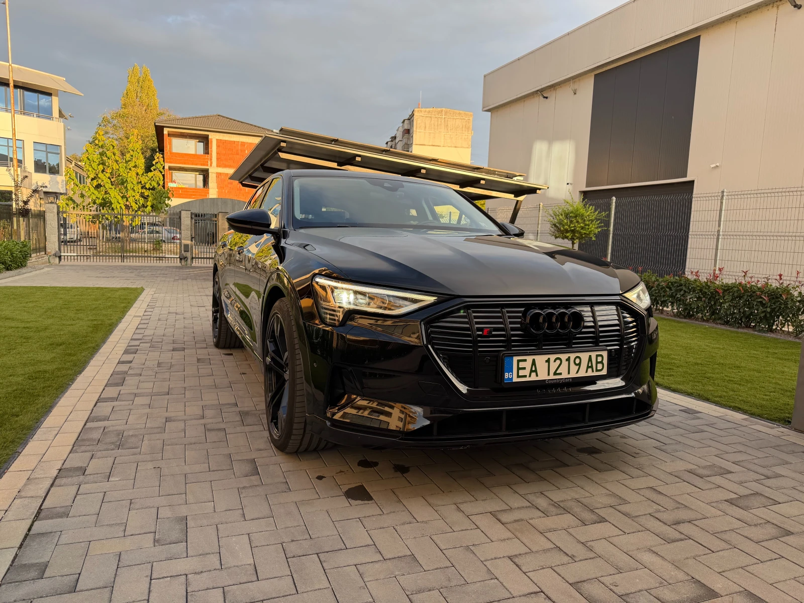 Audi E-Tron 55 quattro 95 kWh, снимка 2 - Автомобили и джипове - 56590461