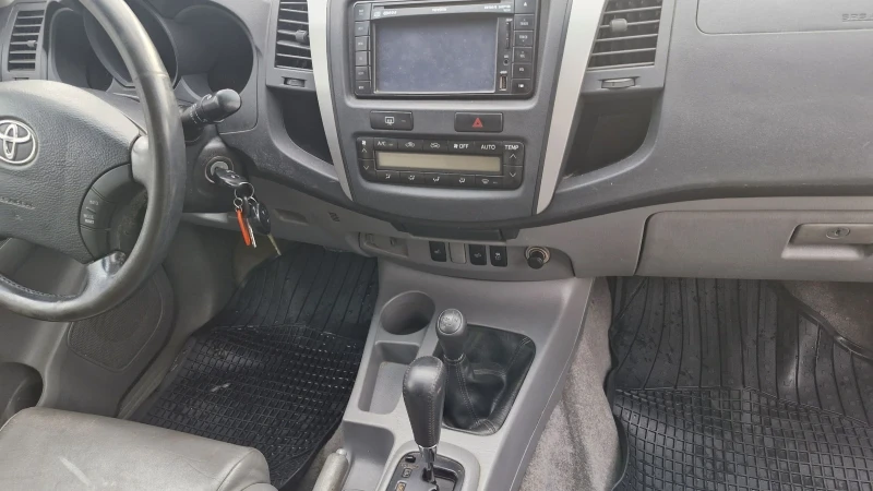 Toyota Hilux 3.0  D-4D170 Климатроник 4X4, снимка 14 - Автомобили и джипове - 48588064