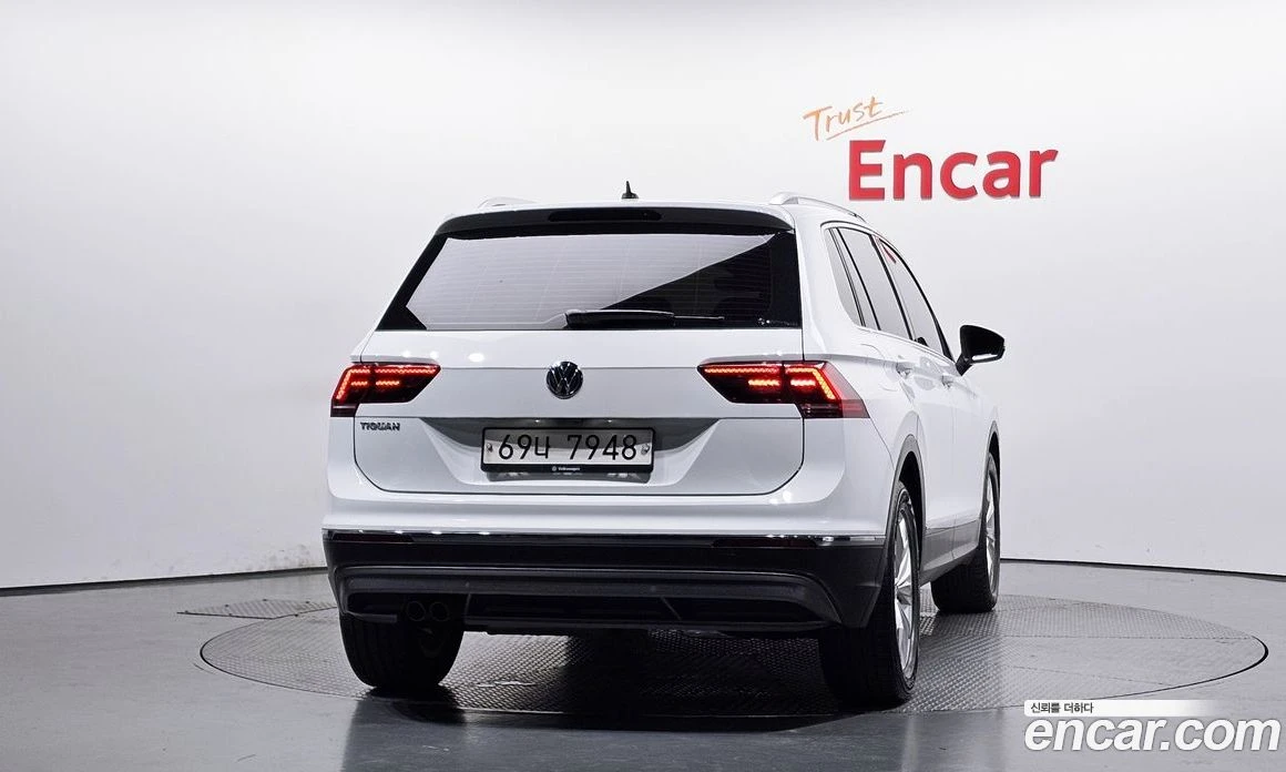 VW Tiguan 2.0 TDI Premium, снимка 4 - Автомобили и джипове - 56122271