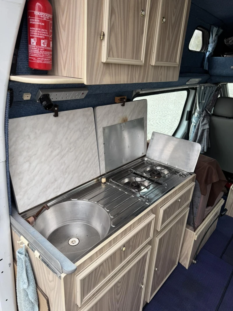 Кемпер Renault Trafic, снимка 8 - Каравани и кемпери - 52096334