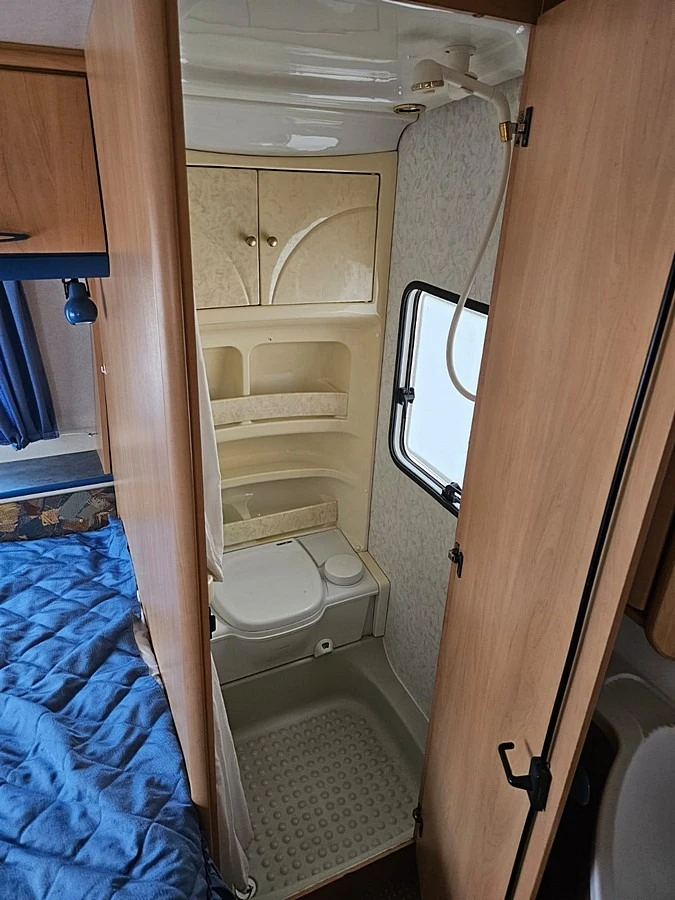 Каравана Adria Hobby De Luxe 7m, снимка 16 - Каравани и кемпери - 47358406