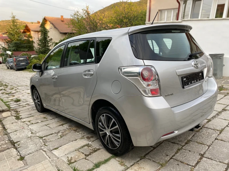 Toyota Verso 2.0 D-4D, снимка 5 - Автомобили и джипове - 47328966