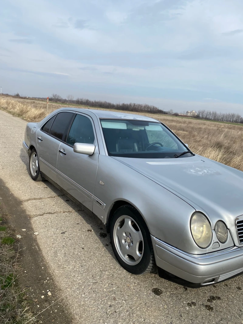 Mercedes-Benz E 300, снимка 5 - Автомобили и джипове - 48441813