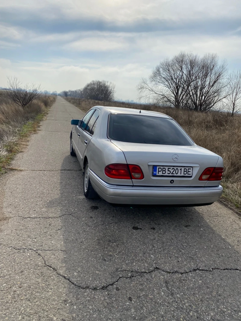 Mercedes-Benz E 300, снимка 3 - Автомобили и джипове - 48441813