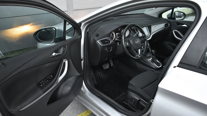 Opel Astra Sports Tourer 1.6d Edition Automatic, снимка 8 - Автомобили и джипове - 52739828