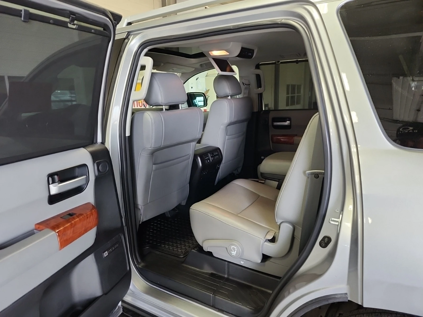 Toyota Sequoia * CARFAX * БЕЗ ПЪРВОНАЧАЛНА ВНОСКА - изображение 9