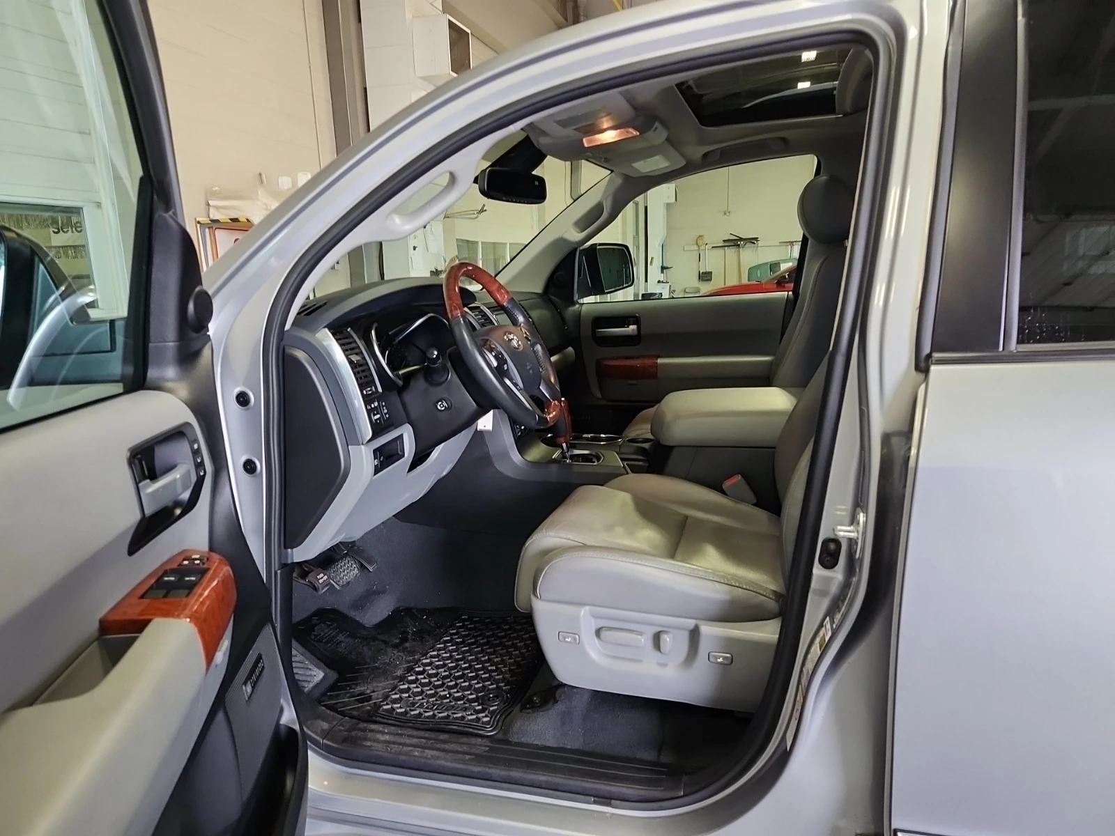 Toyota Sequoia * CARFAX * БЕЗ ПЪРВОНАЧАЛНА ВНОСКА - изображение 5