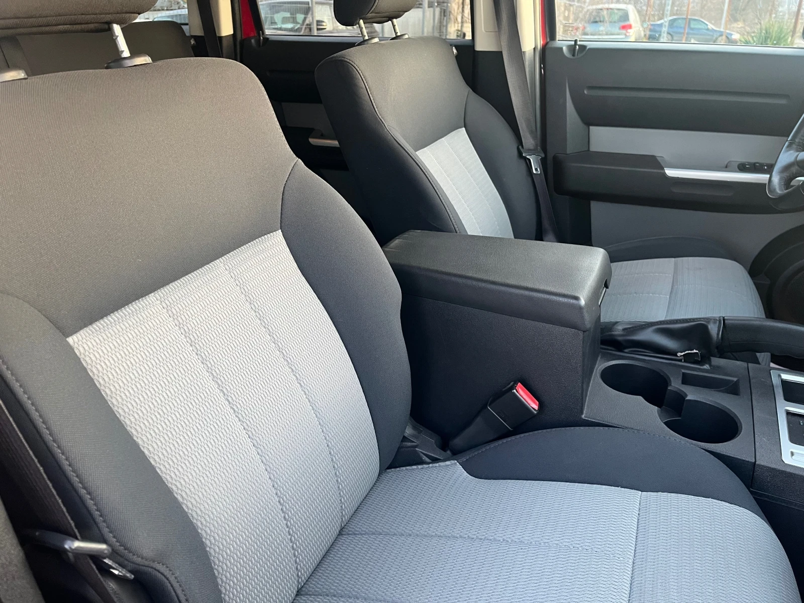 Dodge Nitro 2.8TDI-4x4-AVTOMAT, снимка 6 - Автомобили и джипове - 53854080