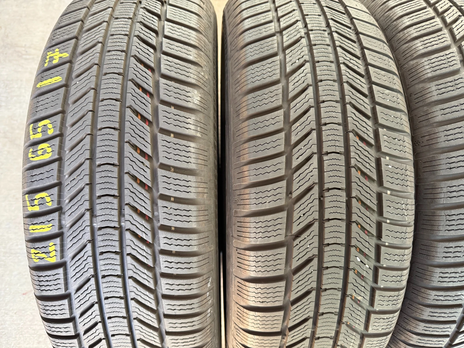 Гуми Зимни 215/65R17, снимка 2 - Гуми и джанти - 55686905