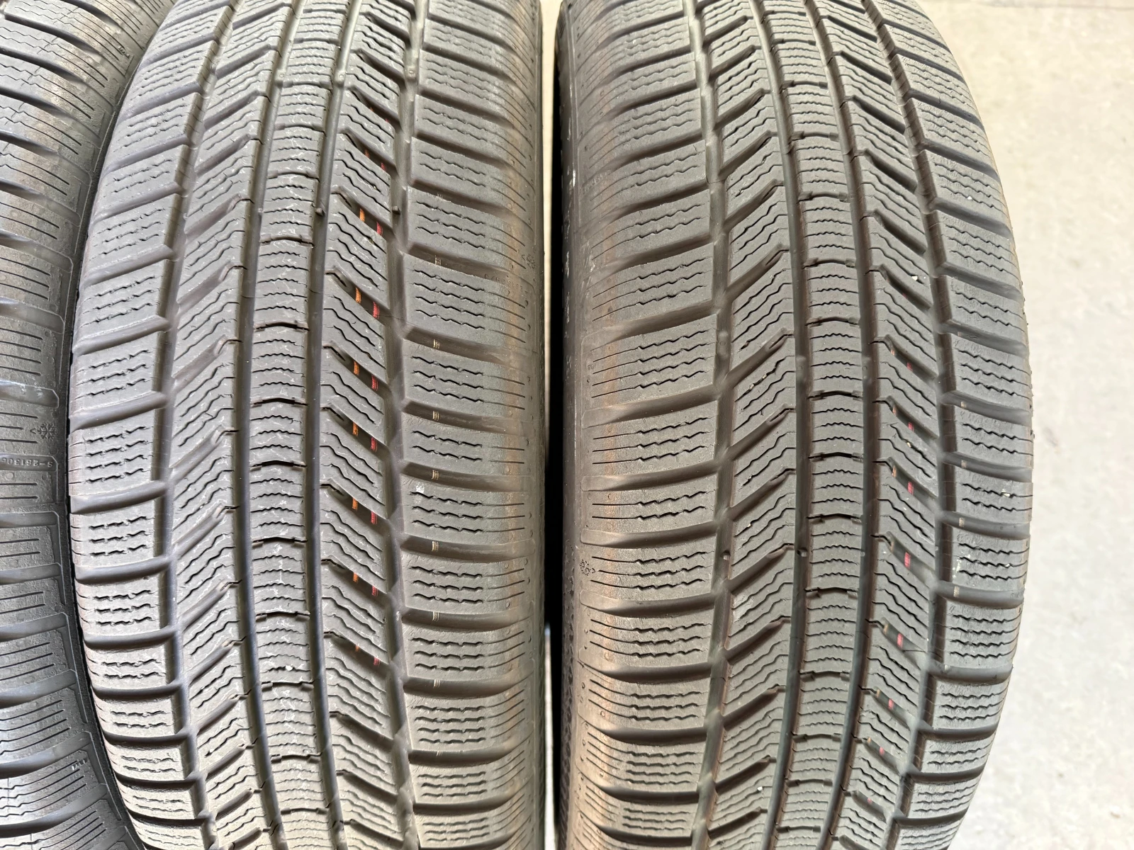 Гуми Зимни 215/65R17, снимка 3 - Гуми и джанти - 55686905