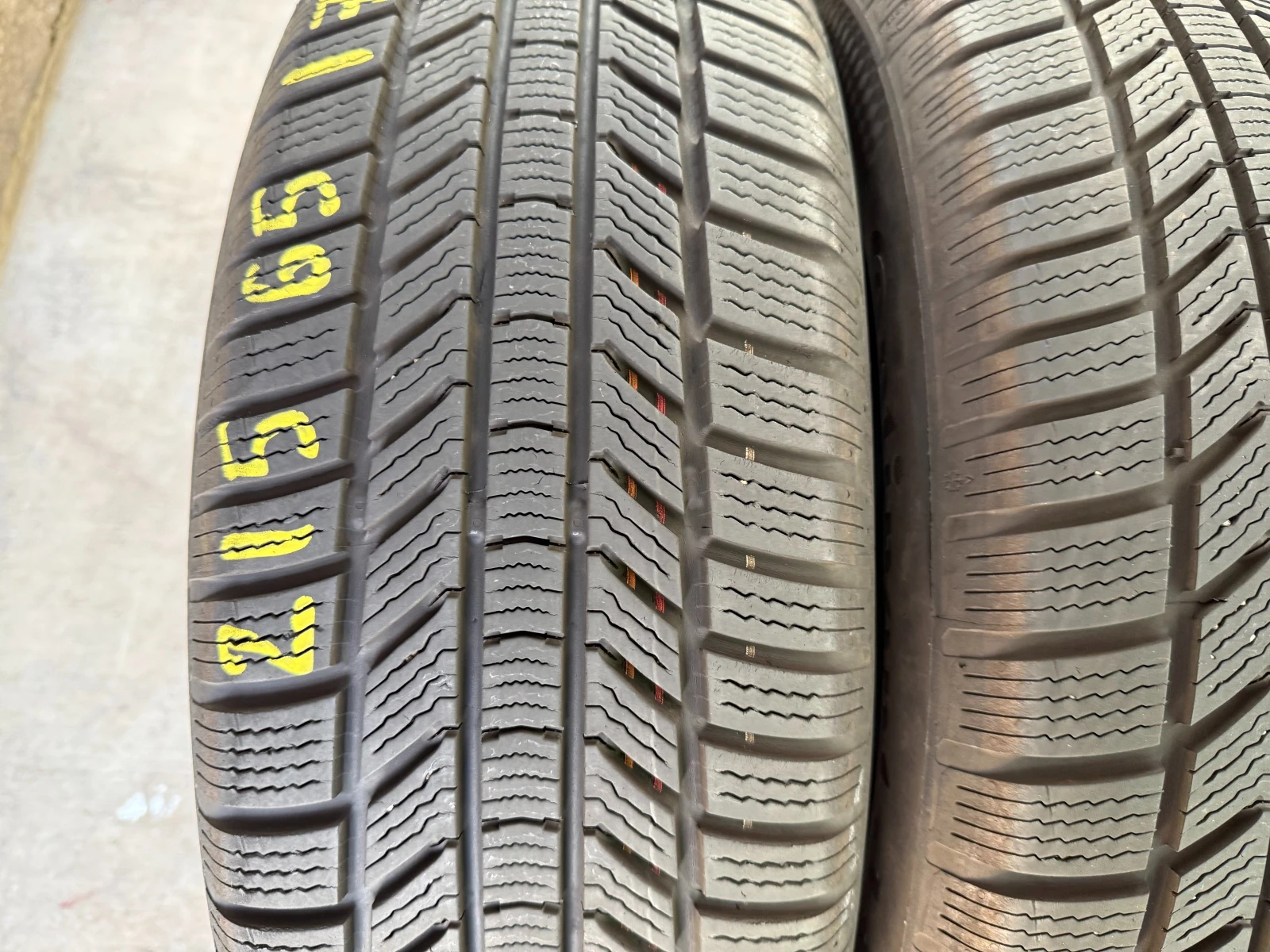 Гуми Зимни 215/65R17, снимка 4 - Гуми и джанти - 55686905