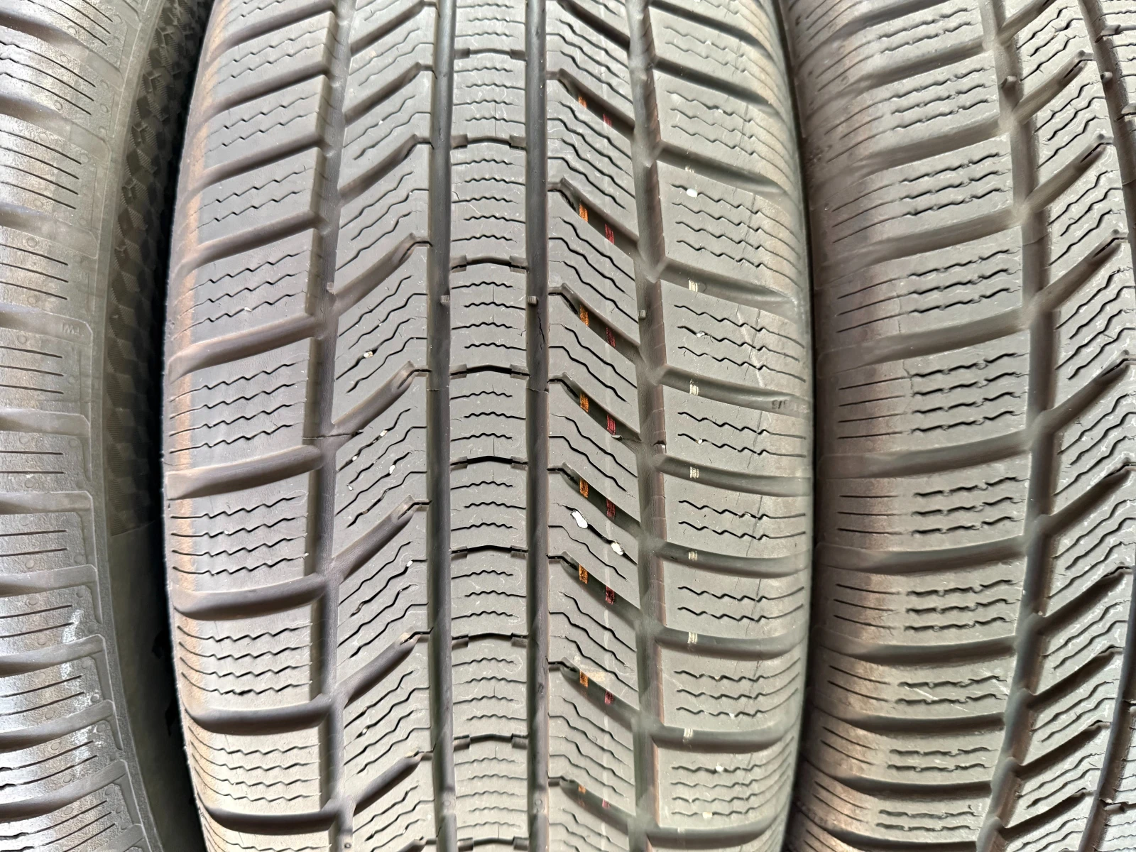 Гуми Зимни 215/65R17, снимка 5 - Гуми и джанти - 55686905