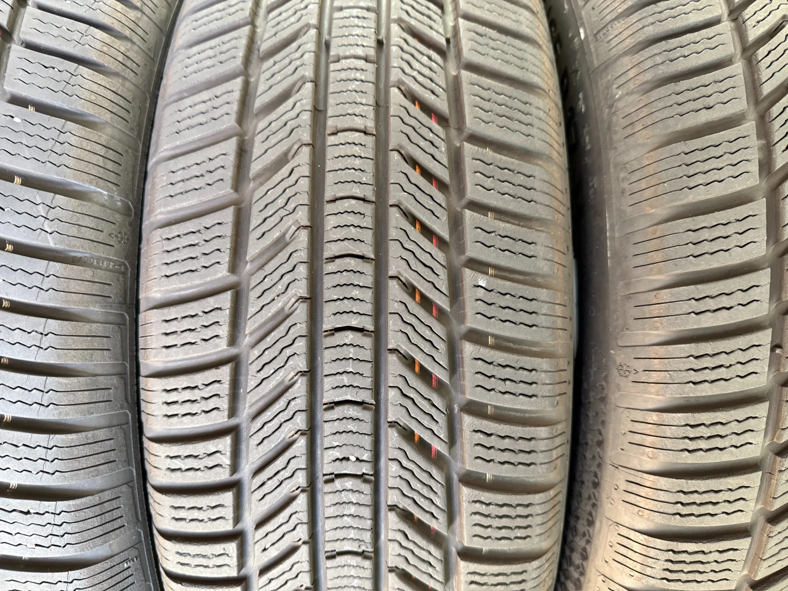Гуми Зимни 215/65R17, снимка 6 - Гуми и джанти - 55686905