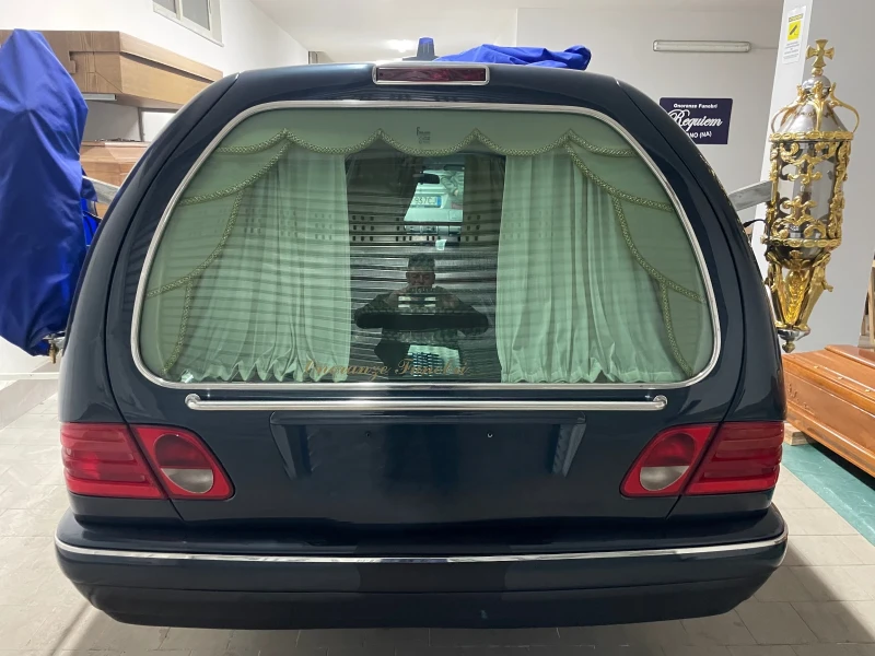 Mercedes-Benz E 220  95 коня КАТАФАЛКА 42526 км като нова КЛИМАТИК, снимка 6 - Автомобили и джипове - 50279980