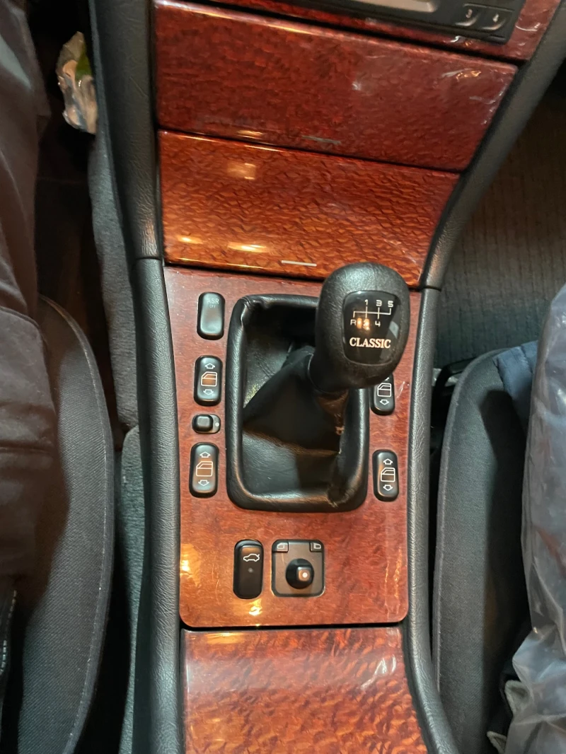 Mercedes-Benz E 220  95 коня КАТАФАЛКА 42526 км като нова КЛИМАТИК, снимка 15 - Автомобили и джипове - 50279980