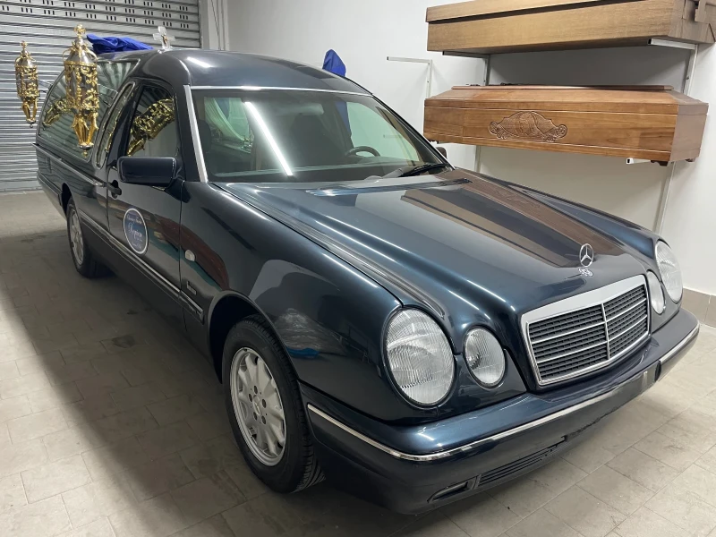 Mercedes-Benz E 220  95 коня КАТАФАЛКА 42526 км като нова КЛИМАТИК, снимка 3 - Автомобили и джипове - 50279980