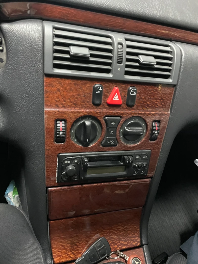 Mercedes-Benz E 220  95 коня КАТАФАЛКА 42526 км като нова КЛИМАТИК, снимка 11 - Автомобили и джипове - 50279980