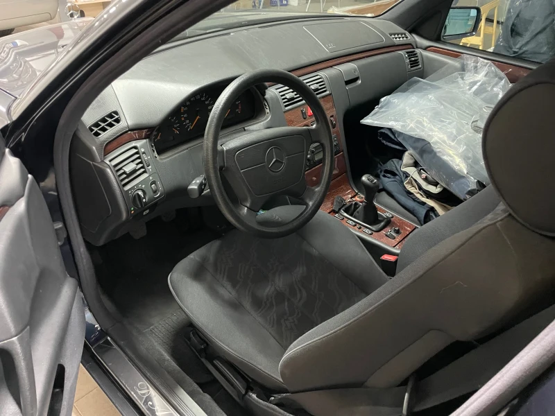 Mercedes-Benz E 220  95 коня КАТАФАЛКА 42526 км като нова КЛИМАТИК, снимка 9 - Автомобили и джипове - 50279980