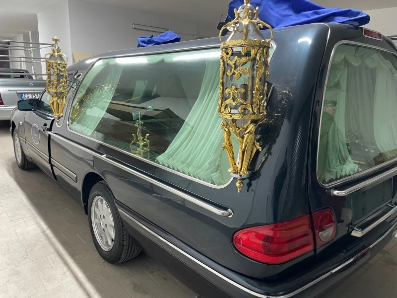 Mercedes-Benz E 220  95 коня КАТАФАЛКА 42526 км като нова КЛИМАТИК, снимка 8 - Автомобили и джипове - 50279980