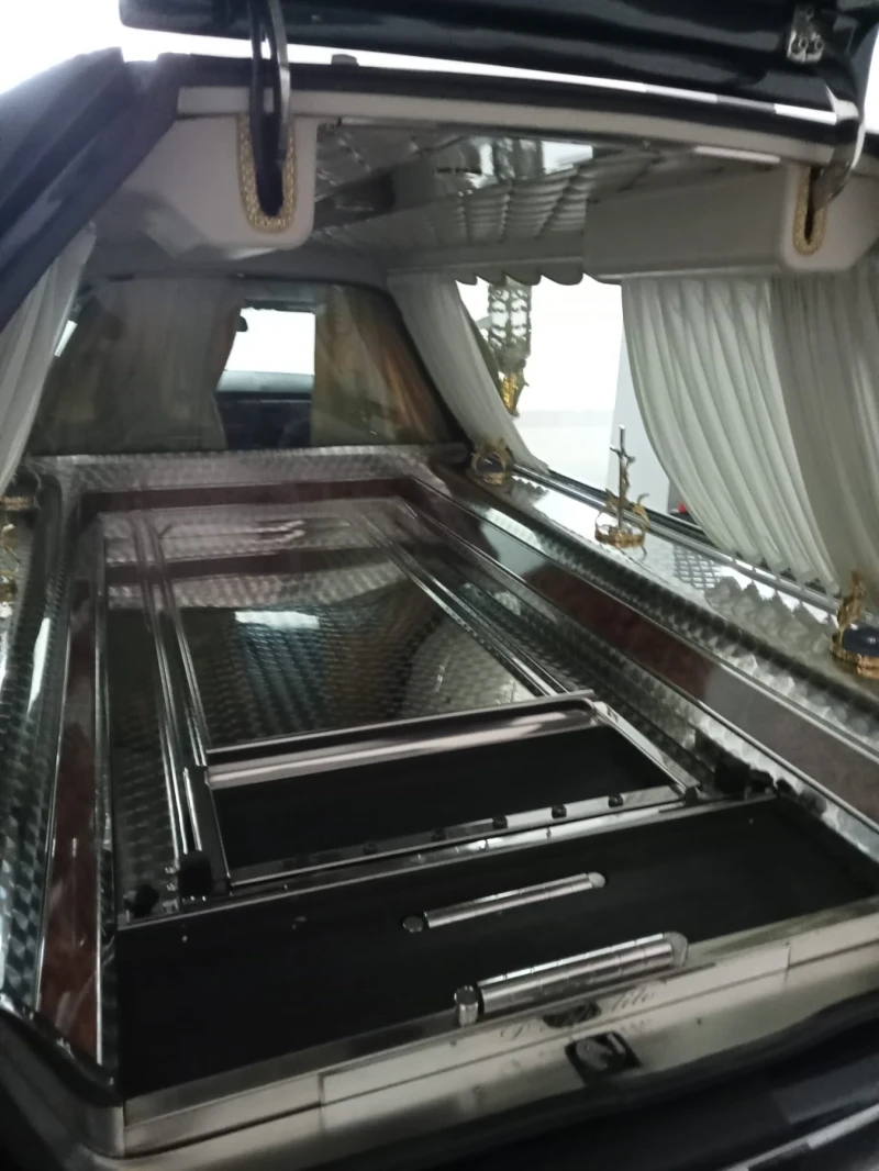 Mercedes-Benz E 220  95 коня КАТАФАЛКА 42526 км като нова КЛИМАТИК, снимка 12 - Автомобили и джипове - 50279980