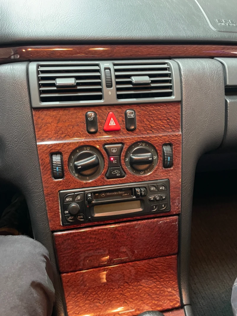 Mercedes-Benz E 220  95 коня КАТАФАЛКА 42526 км като нова КЛИМАТИК, снимка 16 - Автомобили и джипове - 50279980