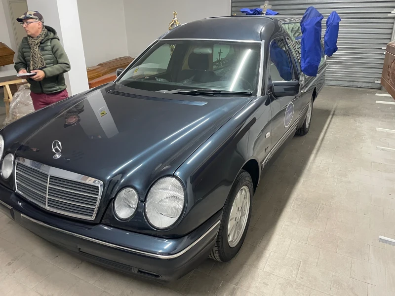 Mercedes-Benz E 220  95 коня КАТАФАЛКА 42526 км като нова КЛИМАТИК, снимка 2 - Автомобили и джипове - 50279980