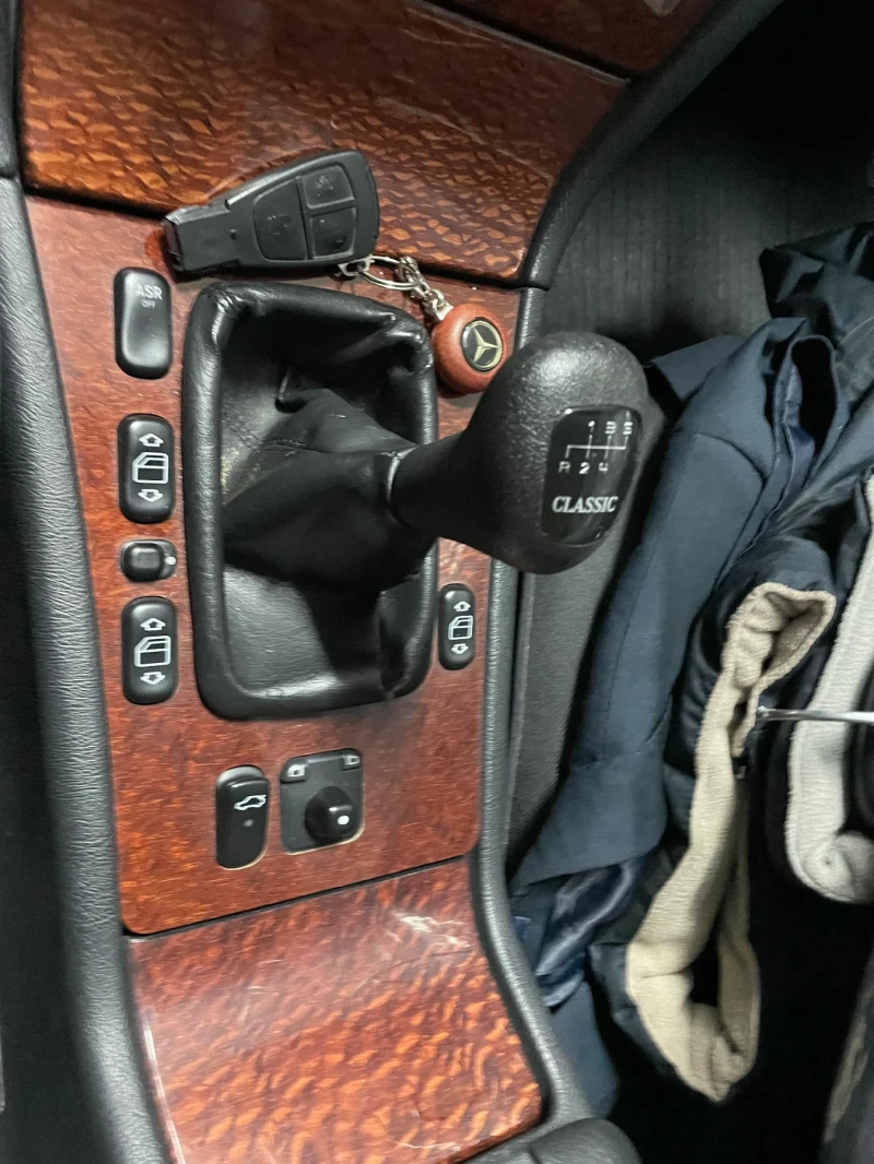 Mercedes-Benz E 220  95 коня КАТАФАЛКА 42526 км като нова КЛИМАТИК, снимка 10 - Автомобили и джипове - 50279980